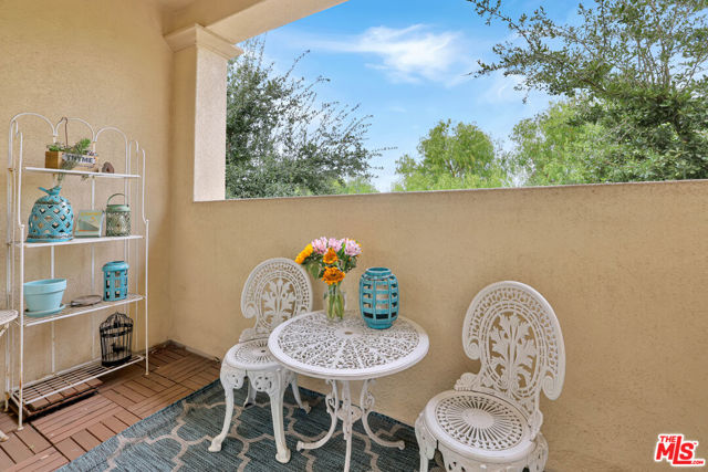 21990 Moveo Drive, Santa Clarita CA: https://media.crmls.org/mediaz/abe6bd28-4438-4ba6-a6f7-c05da91329f8.jpg