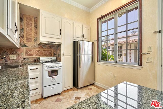 424 N Arden Boulevard, Los Angeles CA: https://media.crmls.org/mediaz/abe864a4-52ec-413d-95ff-e1ad119de66c.jpg