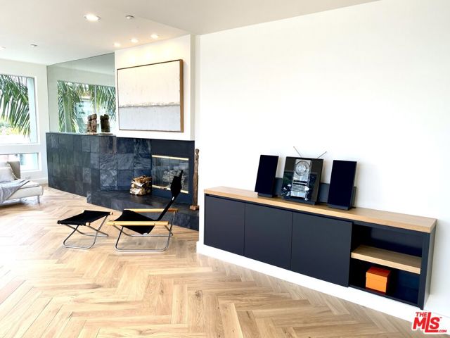 2237 S Bentley Avenue, Los Angeles CA: https://media.crmls.org/mediaz/abe976dd-1782-4de6-bfe5-950f013dbf13.jpg