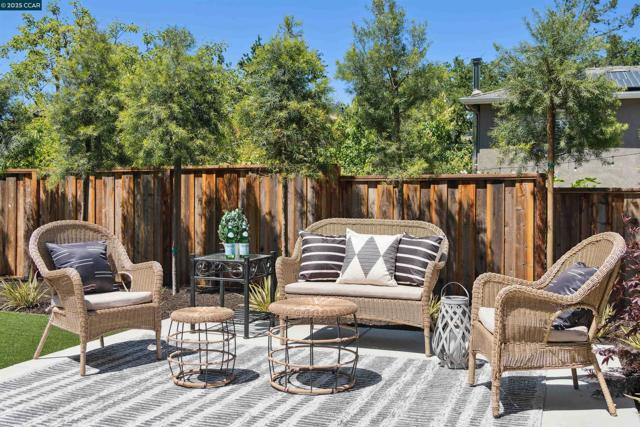 951 Yorkshire Ct, Lafayette CA: https://media.crmls.org/mediaz/abea1524-60b7-4134-88b5-515565d68d65.jpg