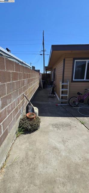 609 Banks Dr, Richmond CA: https://media.crmls.org/mediaz/abeb86c2-f4f0-46ed-a424-3550d94e98e4.jpg