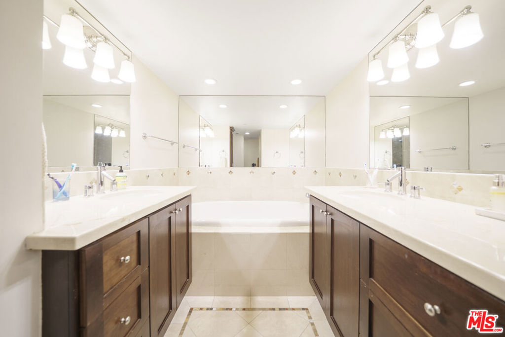 https://media.crmls.org/mediaz/abed9872-04a0-475b-9367-feb20198d967.jpg?preset=X-Large