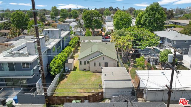 1925 19th Street, Santa Monica CA: https://media.crmls.org/mediaz/abee1b9a-e924-40a6-aa41-67da9f1358e3.jpg
