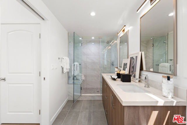1248 S Bronson Avenue, Los Angeles CA: https://media.crmls.org/mediaz/abef22e4-bf02-4985-b880-7917bdb8df79.jpg