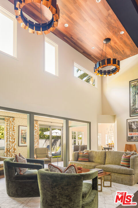 2770 La Castana Drive, Los Angeles CA: https://media.crmls.org/mediaz/abefc63b-c6ed-41b2-98a0-d50a840ddcf7.jpg