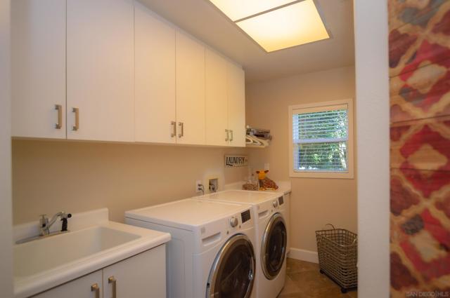 2537 Carriagedale Row, La Jolla CA: https://media.crmls.org/mediaz/abeffab1-ddb2-4807-99d3-991db015f601.jpg