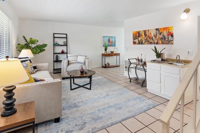 2133 Santa Clara Ave, Alameda CA: https://media.crmls.org/mediaz/abf0114a-842b-4c45-ba36-baf69c2ea4c9.jpg