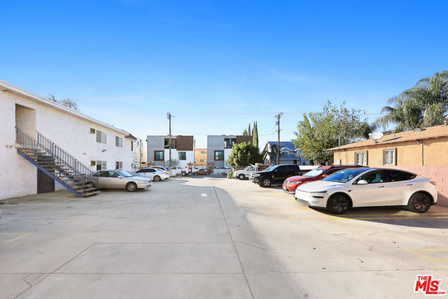 Image 5 of 18 For 15865 Vanowen Street