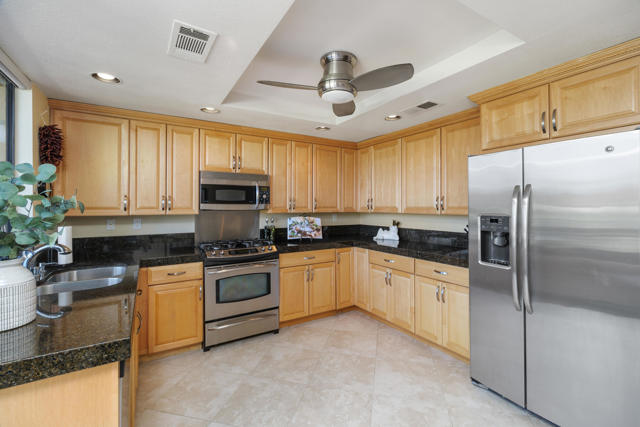 240 Santa Barbara Circle, Palm Desert CA: https://media.crmls.org/mediaz/abf27114-33d0-46a6-bfca-460ded35f8a1.jpg
