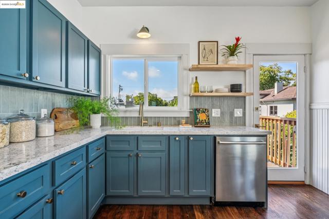 478 43rd St, Oakland CA: https://media.crmls.org/mediaz/abf2d82e-9f20-4d35-ab0f-419af7957073.jpg