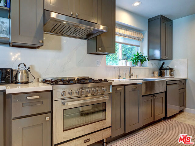 1019 S Rimpau Boulevard, Los Angeles CA: https://media.crmls.org/mediaz/abf3e126-0fc8-4dea-b07d-bd86819761b5.jpg