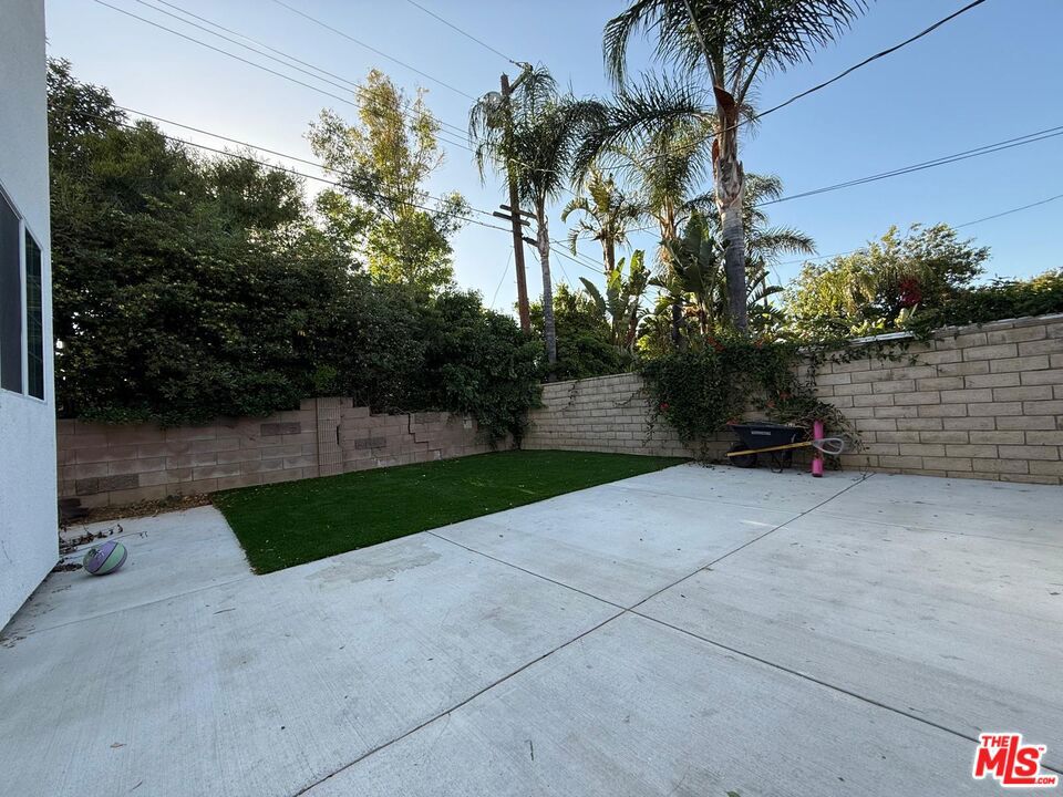https://media.crmls.org/mediaz/abf588bc-7309-401e-afb6-239188a91143.jpg?preset=X-Large