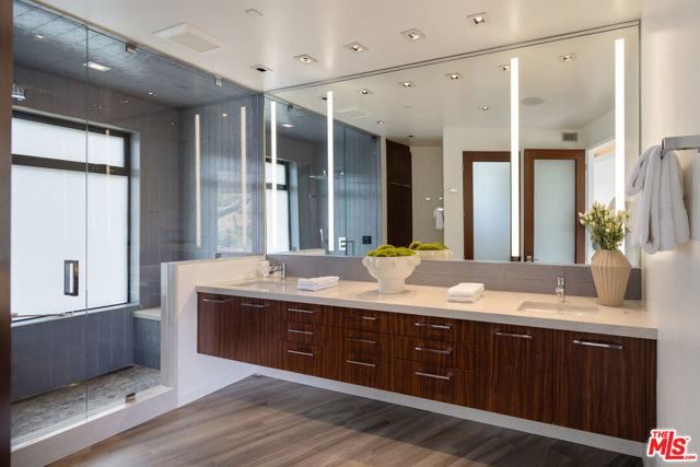 5751 Valley Oak Drive, Los Angeles CA: https://media.crmls.org/mediaz/abf5b44f-b0f1-4acc-a92b-7436e6604f81.jpg