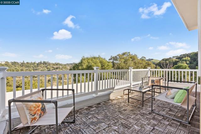 102 Barbara Rd, Orinda CA: https://media.crmls.org/mediaz/abf674c1-3340-47a6-9275-e85f83564e86.jpg