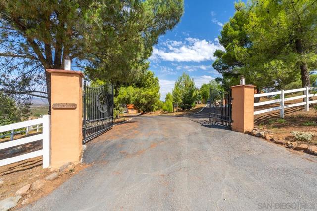15091 Chemise Creek Rd, Ramona CA: https://media.crmls.org/mediaz/abf69b43-a2a2-486b-9759-77aa5d28de24.jpg