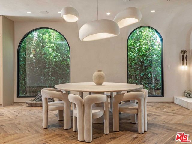 309 N Arden Boulevard, Los Angeles CA: https://media.crmls.org/mediaz/abf880b3-88c1-4f40-8226-6b1851644d67.jpg