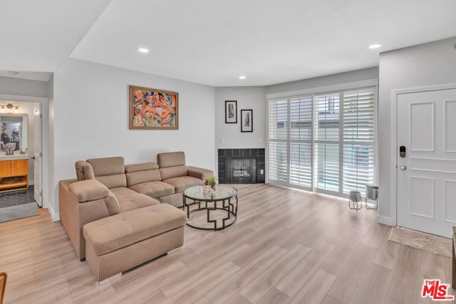 433 E Tamarack Avenue, Inglewood CA: https://media.crmls.org/mediaz/abf8dbb5-d3b7-4900-8960-fcd9630d9e4f.jpg