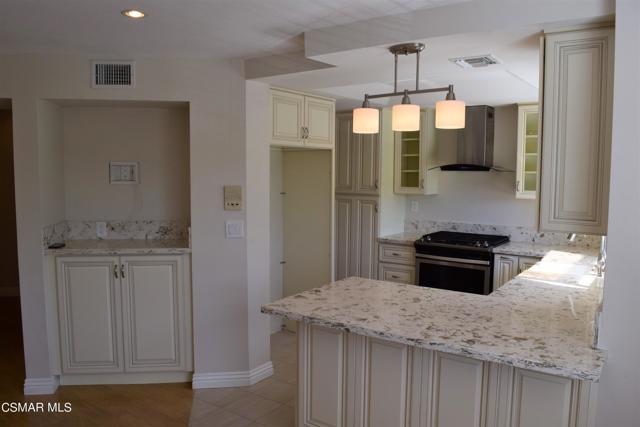 644 Warwick Avenue, Thousand Oaks CA: https://media.crmls.org/mediaz/abfa6707-efaa-44e9-9bc0-983ab130faa4.jpg