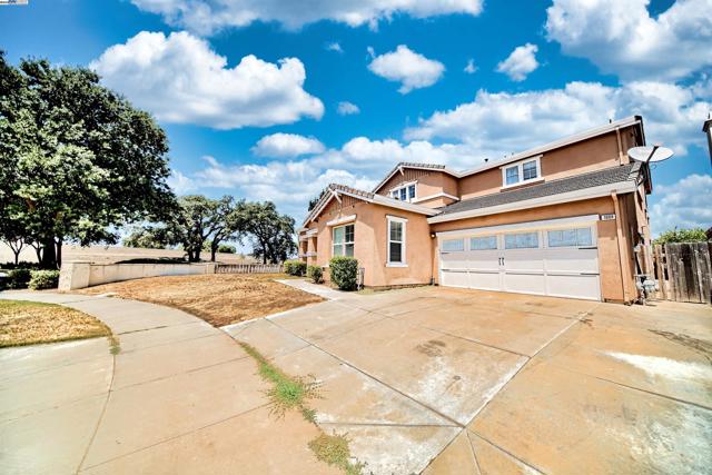 1069 Dry Creek Ct, Lathrop CA: https://media.crmls.org/mediaz/abfbcdc2-b980-4162-b856-c195e82a9e44.jpg