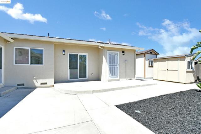 2086 Oakridge Ln, Pittsburg CA: https://media.crmls.org/mediaz/abfdcbb9-73ba-4ae4-ab7d-6d49be63f5cd.jpg