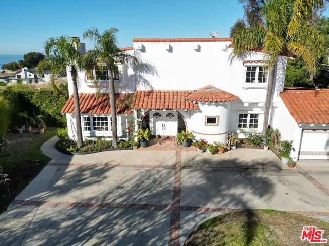 6855 Dume Drive, Malibu CA: https://media.crmls.org/mediaz/abfe23b4-6a00-4875-8e6d-0bcbe2793bdd.jpg