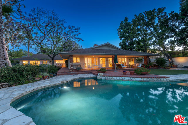 16331 Tudor Drive, Encino CA: https://media.crmls.org/mediaz/abff0a0d-05a8-4dbf-a002-84f2641d1315.jpg
