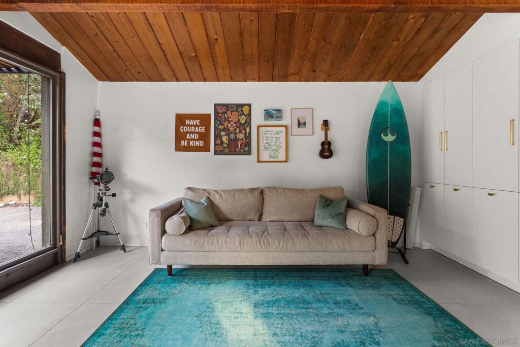 https://media.crmls.org/mediaz/abff62e9-cb87-4d01-a8d0-6180085c9f4b.jpg?preset=X-Large