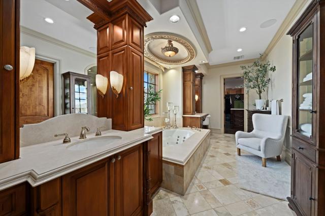 28 Grande View Court, Rancho Mirage CA: https://media.crmls.org/mediaz/ac00f3aa-e475-46dd-9a79-ac1936c8e1ed.jpg