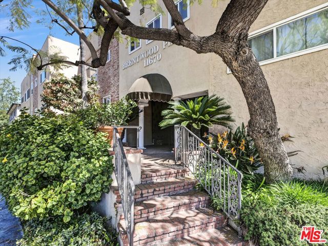 11670 W Sunset Boulevard, Los Angeles CA: https://media.crmls.org/mediaz/ac0263b2-0f7d-4b93-aa63-0f96b9b6783b.jpg