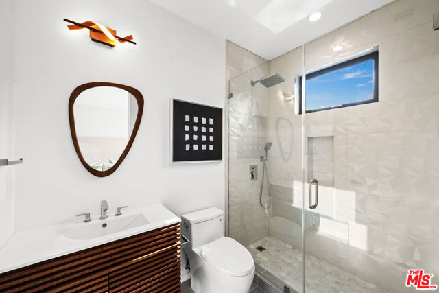 2631 Castle Heights Place, Los Angeles CA: https://media.crmls.org/mediaz/ac02c490-ddb1-4624-a4ca-7a481cfe301d.jpg