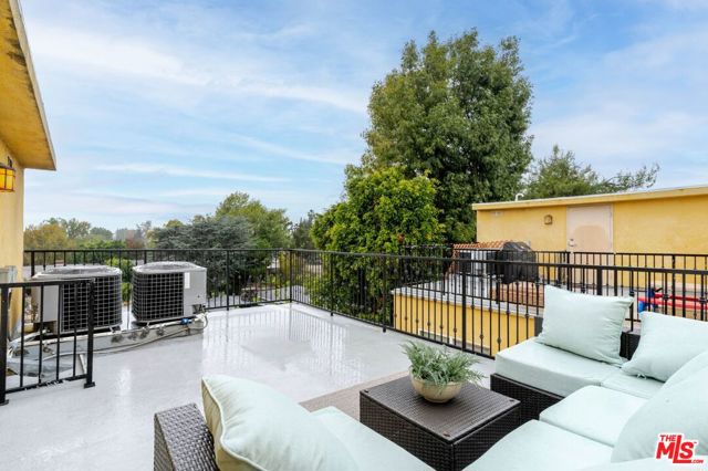 5521 Kester Avenue, Sherman Oaks CA: https://media.crmls.org/mediaz/ac041702-7f95-4dce-8404-2e9bfbcfa8d3.jpg