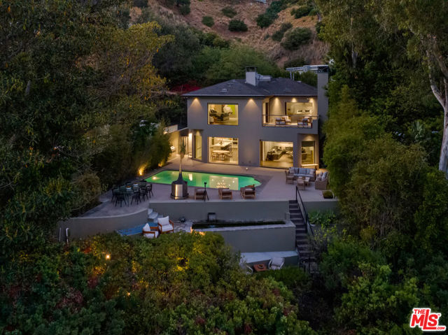8540 Hedges Way, Los Angeles CA: https://media.crmls.org/mediaz/ac05107f-9b32-4741-8032-afefab64abab.jpg