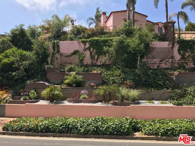 651 Erskine Drive, Pacific Palisades CA: https://media.crmls.org/mediaz/ac0543b1-171d-4f57-8c5b-0b21ac607346.jpg