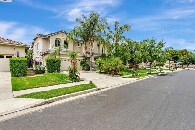 141 Pescara Blvd, Brentwood CA: https://media.crmls.org/mediaz/ac058b52-82e5-47f2-8bb8-90b48ad8d999.jpg