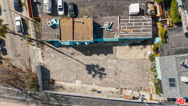 3051 N Coolidge Avenue, Los Angeles CA: https://media.crmls.org/mediaz/ac05cf7e-4f6c-4e4d-81df-7c53af102b7b.jpg