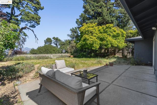 6824 Wilton Dr, Oakland CA: https://media.crmls.org/mediaz/ac066307-0a13-41c8-9576-5cc680862331.jpg