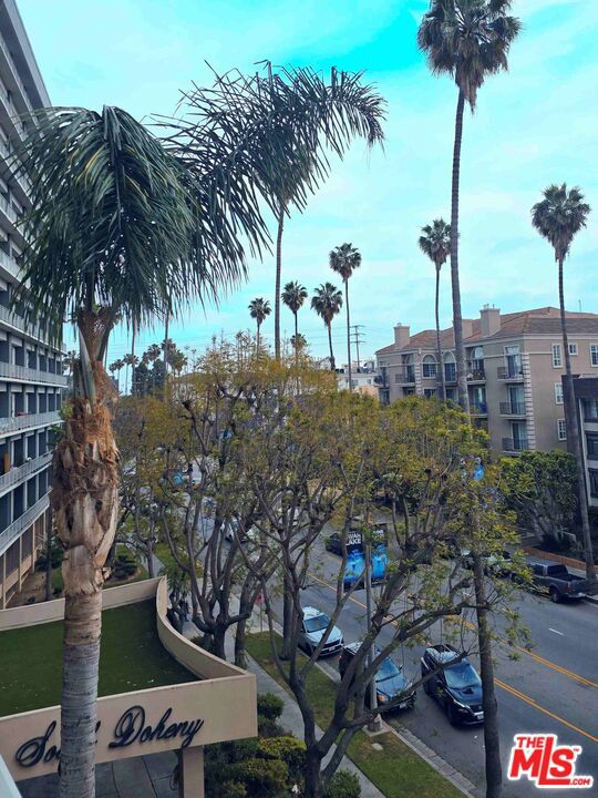 100 S Doheny Drive, Los Angeles CA: https://media.crmls.org/mediaz/ac066f20-111e-472e-8096-a541245c1a62.jpg