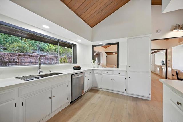 14582 Horseshoe Court, Saratoga CA: https://media.crmls.org/mediaz/ac069f4c-5140-4ac1-8e44-a36a3b9f1d8b.jpg