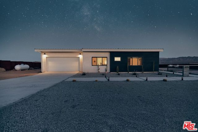 4375 Border Avenue, Joshua Tree CA: https://media.crmls.org/mediaz/ac0702eb-41a9-4edb-a65c-da6d2e71eb4a.jpg