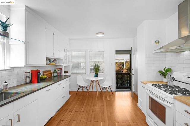 3008 Deakin St, Berkeley CA: https://media.crmls.org/mediaz/ac07b306-910f-4628-b1c3-d7e7a5fa46fc.jpg