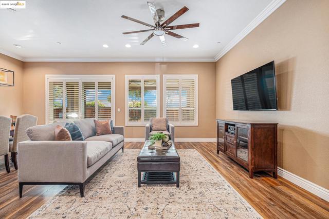 1741 Veneto Ln, Brentwood CA: https://media.crmls.org/mediaz/ac091f0b-d492-4e86-baa1-1c8c61a4b466.jpg