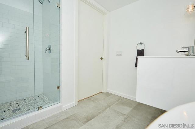 940 Sealane Dr, Encinitas CA: https://media.crmls.org/mediaz/ac0a17d7-6622-479a-b110-0b24e2983cef.jpg