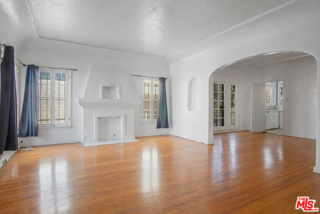 712 S Stanley Avenue, Los Angeles CA: https://media.crmls.org/mediaz/ac0a9b50-4604-465c-9b37-e677d246a627.jpg
