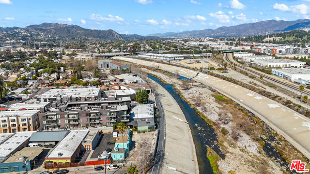 3051 N Coolidge Avenue, Los Angeles CA: https://media.crmls.org/mediaz/ac0b32b0-a05b-48a2-b35c-660cd68036a3.jpg