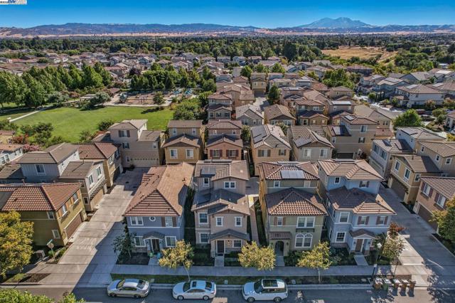 841 Fan Palm Ln, Brentwood CA: https://media.crmls.org/mediaz/ac0e2975-b921-4b8c-a07e-d6e49908d411.jpg