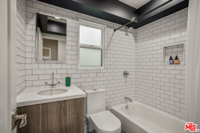 8400 Mulholland Drive, Los Angeles CA: https://media.crmls.org/mediaz/ac0eeb77-bee8-4bf6-82b6-01a803f3e297.jpg