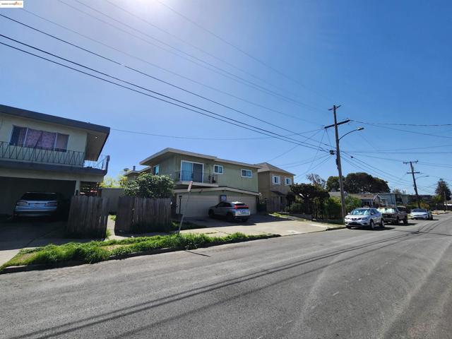 2724 Octavia St, Oakland CA: https://media.crmls.org/mediaz/ac0f33f7-e9f5-474a-8d7b-681cfd3a4f13.jpg