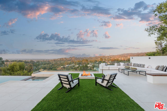 4338 Gayle Drive, Tarzana CA: https://media.crmls.org/mediaz/ac112610-5da7-4b69-8db7-cb10532b46bb.jpg