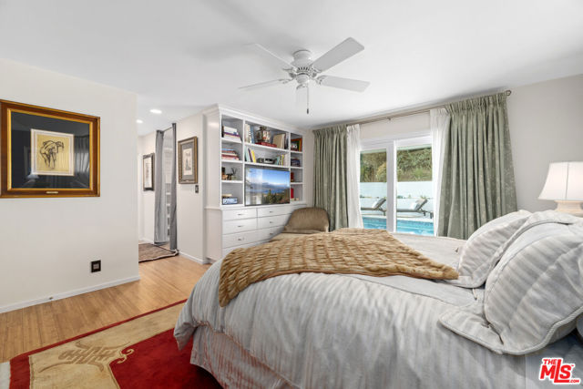 8670 Allenwood Road, Los Angeles CA: https://media.crmls.org/mediaz/ac12223d-7edb-429a-bff4-29679696c9d8.jpg