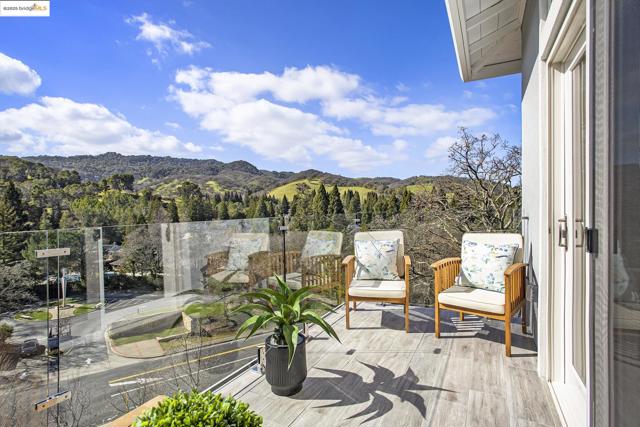 130 Arbor View Ln, Lafayette CA: https://media.crmls.org/mediaz/ac137822-71ef-4d29-969f-7913aa36b456.jpg